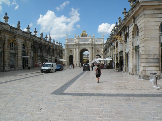  Arc Héré et petits nuages blancs